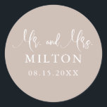 Beige and White Neutrals Wedding Ronde Sticker<br><div class="desc">Neutrale beige en witte stickers die gepersonaliseerd kunnen worden met uw achternaam en trouwdatum.</div>