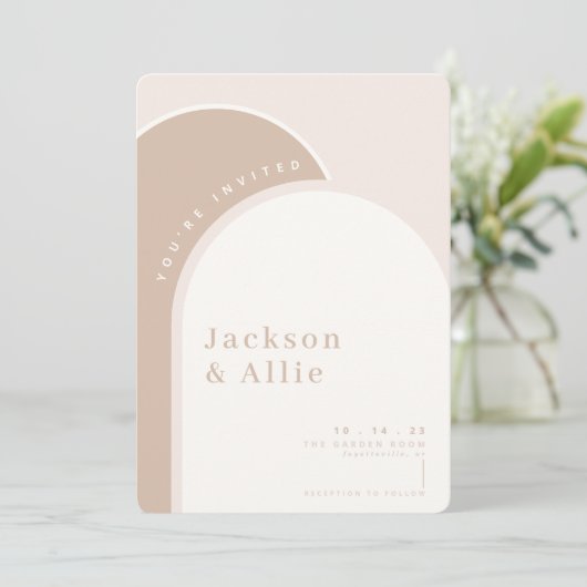 Beige Arch Boho Minimalist Wedding Uitnodiging (Staand voorkant)