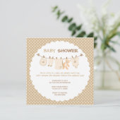 Beige Baby Clothes Line Shower Invitations Kaart (Staand voorkant)