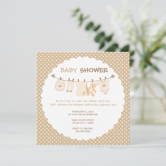 Beige Baby Clothes Line Shower Invitations Kaart (Staand voorkant)