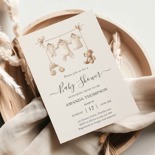 Beige babykleren en speelgoed baby shower kaart