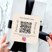 Beige bedrijfsnaam qr code instagram vierkante sticker
