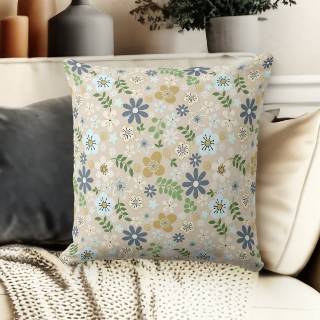 Beige blauw en goud bloemige madeliefjes bank kussen (throw pillow for living room floral couch throw pillow grey, blue and beige)