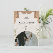 Beige bloemenbruiloft uitnodiging (Staand voorkant)