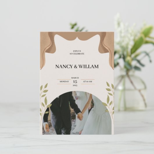 Beige bloemenbruiloft uitnodiging (Staand voorkant)