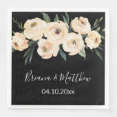 Beige Blush Bloemen op Zwarte Bruiloft Servet (Voorkant)