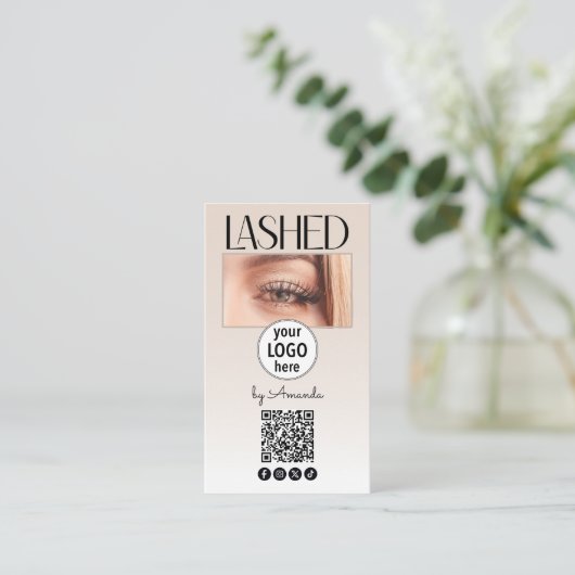 Beige Blush Lashed Logo QR Code Social Visitekaartje (Staand voorkant)