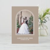 Beige boog aangepaste foto bruiloft receptie kaart (Staand voorkant)