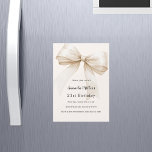 Beige boog elegante luxe verjaardag magnetische uitnodiging<br><div class="desc">Een zacht beige,  crèmekleurige achtergrond,  versierd met een grote boog. Personaliseer en voeg een naam en partijgegevens toe.</div>