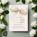 Beige boog roos gouden luxeverjaardag folie uitnodiging<br><div class="desc">Een zacht beige,  crèmekleurige achtergrond,  versierd met een grote boog. Personaliseer en voeg een naam en partijgegevens toe. De naam en leeftijd zijn geschreven met echte rozen gouden folie.</div>