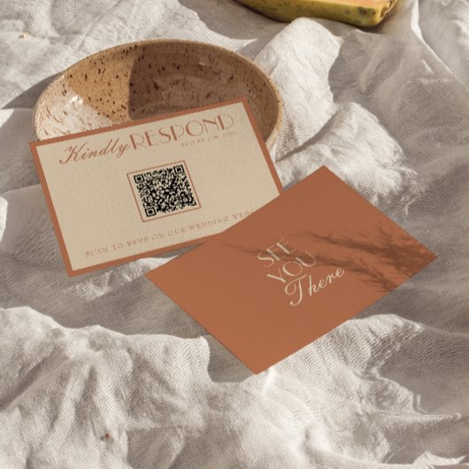 Beige Bronzer Old Money QR Code Wedding RSVP Kaartje