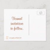 Beige Brown Scroll Sla de datum bruiloft briefkaar Aankondigingskaart (Achterkant)