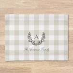 Beige Buffalo Check Laurel WreatFamily Monogram Theedoek<br><div class="desc">Aangepast ontworpen keukenhanddoekjes in de stijl van een boerderij met een monogrammed handlaurierspaar op beige buffels/vlechtpatroon.</div>