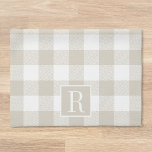 Beige Buffalo Check Monogram Theedoek<br><div class="desc">Aangepast ontworpen moderne,  rustige keukenhanddoeken met gepersonaliseerd monogram op beige vlakpatroon.</div>