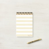 Beige buisvormige piramide en strips post-it® notes (Op bureau)