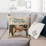 Beige burlap foto boog met de hand getekend Kerstm Kussen<br><div class="desc">Een beige faux burlap op zoek naar achtergrond,  groene tekst en een handgetekende boog. Tekst en foto. Merry Christmas is geschreven met een retro lettertype. Een afbeelding van jute,  het is geen jute-stof.</div>