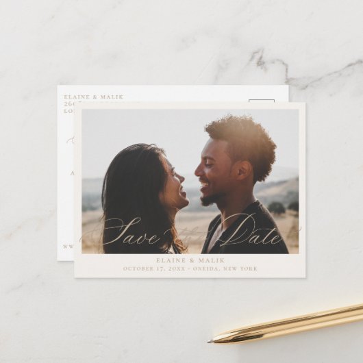 Beige Calligrafie Foto Opslaan Datum Aankondigingskaart (Voorkant / Achterkant in situ)