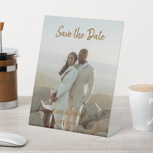 BEIGE CLASSIC ELEGANT PAAR QR SAVE THE DATE RECLAMEBORD MET VOETSTUK (Insitu)