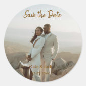 BEIGE CLASSIC ELEGANT PAAR QR SAVE THE DATE RONDE STICKER (Voorkant)
