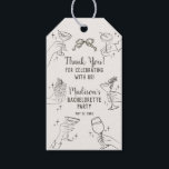Beige Cocktail Party Retro Bachelorette Favoriet Cadeaulabel<br><div class="desc">Cheers! Dit moderne, op het midden van de eeuw geïnspireerde cocktailfeestdecor heeft kleurrijke handen met klassieke cocktails, waardoor u een vleugje charme krijgt. Perfect voor een verfijnde speakeasy-stijl bijeenkomst of een retro happy hour, dit ontwerp zet de scène voor de gasten om een glas te heffen en te genieten van...</div>