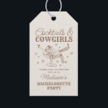 Beige Cocktails en Cowgirls Rodeo Bachelorette Cadeaulabel<br><div class="desc">Maak je klaar om je bruid te vieren in stijl met deze Cocktails en Cowgirls Collectie, helemaal in de stijl van Nashville! Met een chic cowgirl die lui in een cocktailglas ligt en neutrale beige en bruine accenten, geeft het die Nashville Girls Night-vibes. Pak je laarzen en je beste vriendinnen,...</div>