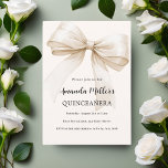 Beige crème strik Quinceanera luxe Kaart<br><div class="desc">Een zacht beige,  crèmekleurige achtergrond,  versierd met een grote boog. Personaliseer en voeg een naam en partijgegevens toe.</div>