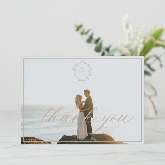 beige crest monogram bruiloft foto bedankkaart (Staand voorkant)