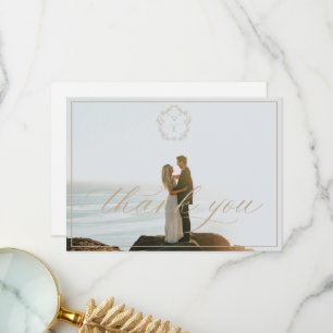  beige crest monogram bruiloft foto bedankkaart