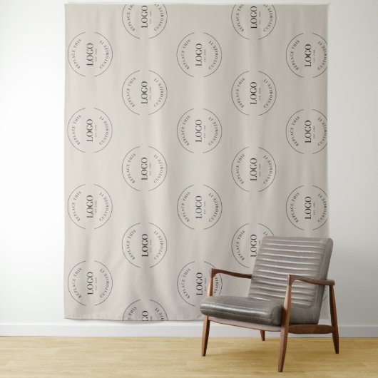 Beige Custom white Logo step and repeat backdrop Wandkleed (In situ)
