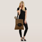 Beige diamantpatroon op bruin tote bag (Op model)