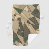 Beige driehoekige snede op de donkergroene achterg golfhanddoek (Insitu)
