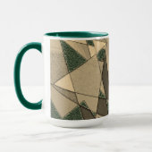 Beige driehoekige snede op de donkergroene achterg mok (Links)