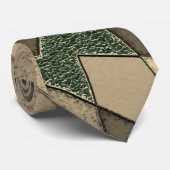 Beige driehoekige snede op de donkergroene achterg stropdas (Opgerold)
