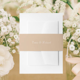 Beige eenvoudige gestileerde naam bruiloft uitnodigingen wikkel