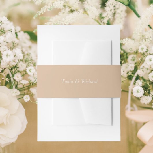 Beige eenvoudige gestileerde naam bruiloft uitnodigingen wikkel