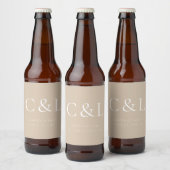 Beige Elegante Minimalistische Bruiloft Monogram Bier Etiket (Flessen)