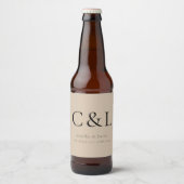 Beige Elegante Minimalistische Bruiloft Monogram Bier Etiket (Voorkant)