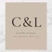 Beige Elegante Minimalistische Bruiloft Monogram Wijn Etiket (Enkel label)