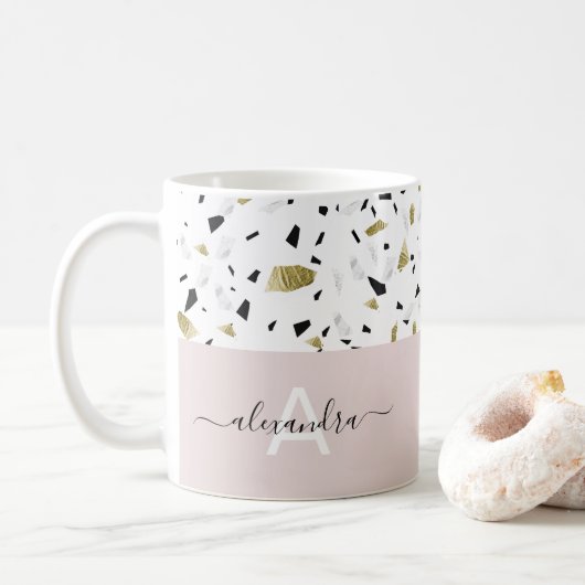 Beige en goudfolie terrazzo patroonmonogram koffiemok (Met donut)