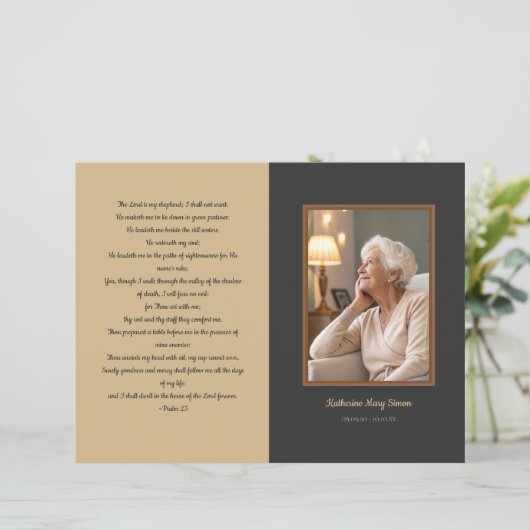 Beige en houtskool 4-pagina begrafenisprogramma (Staand voorkant)