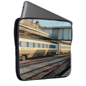 Beige en Maroon trein Laptop Sleeve (Voorkant Rechts)