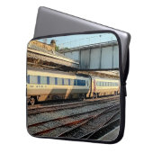 Beige en Maroon trein Laptop Sleeve (Voorkant Links)