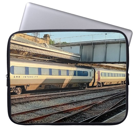 Beige en Maroon trein Laptop Sleeve (Voorkant)