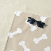 Beige en White Dog Botten Pattern met Custom Name Strandlaken (In situ)