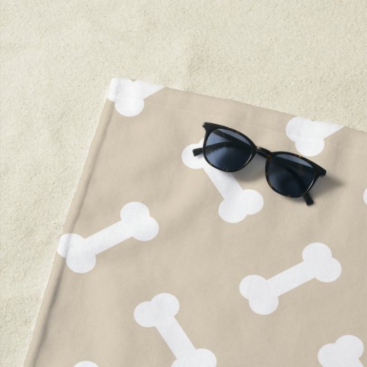 Beige en White Dog Botten Pattern met Custom Name Strandlaken (In situ)