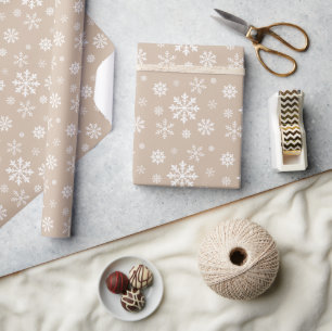 Beige en wit winter sneeuwvliespatroon cadeaupapier