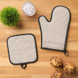 Beige en witte kronkelige Chevron Zigzag met naam Ovenwant & Pannenlap Set