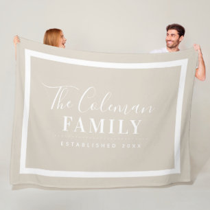 Beige en witte moderne boerderij familie Monogram Fleece Deken