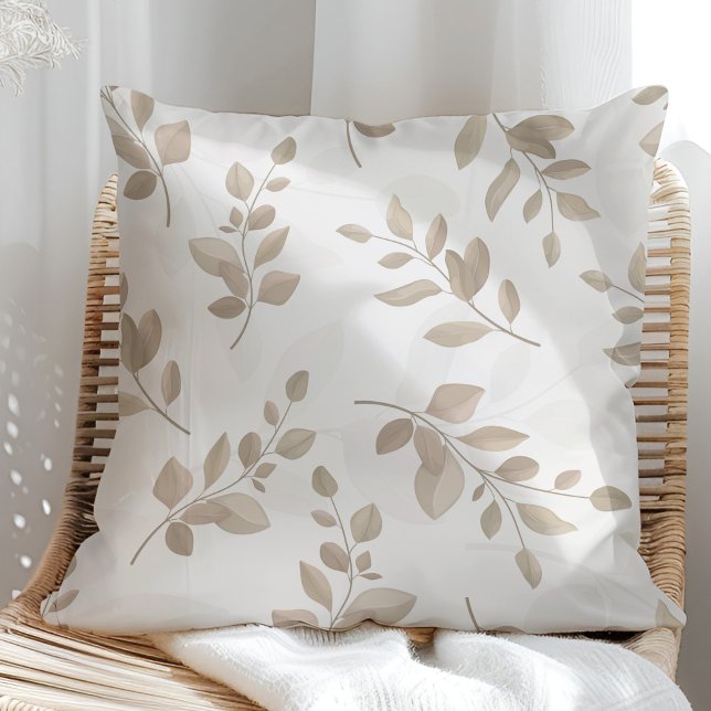 Beige en witte Waterverf bladeren Kussen (Beige and White Watercolor Leaves Throw Pillow in a sunny rattan armchair.)