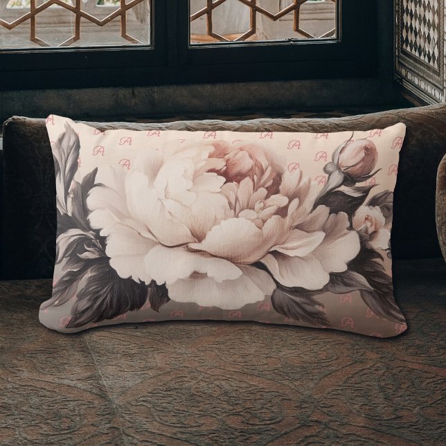 Beige Floral Boho Monogram Lumbar Sierkussen Kussen (Cream beige long floral lumbar pillow on a couch.)